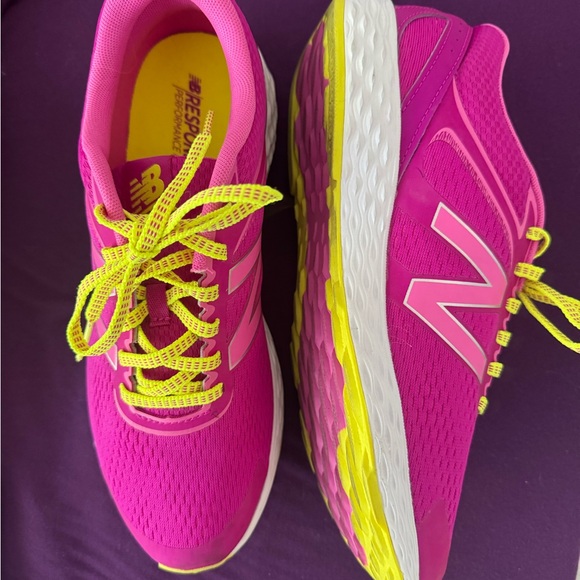 New Balance Women's Pink crosstrainers - Picture 2 of 6
